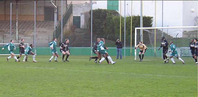 DÃ©but du match, le Red Star domine, le tir audonien passe au-dessus ...