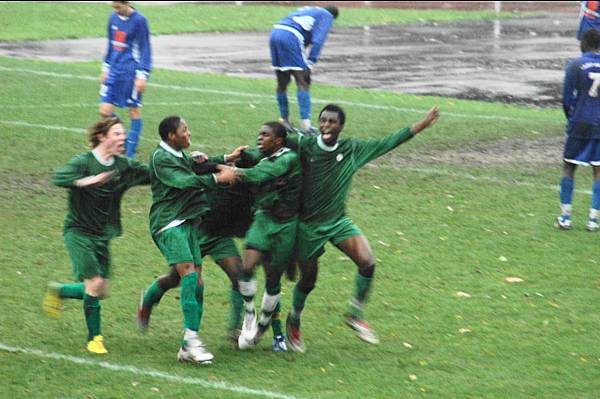Le contraste, dans les arr�ts de jeu, les Verts sautent de joie apr�s le second but et les Bleus de Saint-Denis sont d�sesp�r�s.