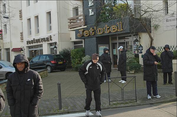 Les joueurs devant l�h�tel, au premier rang Christophe Haguy et Lo�c Ghili