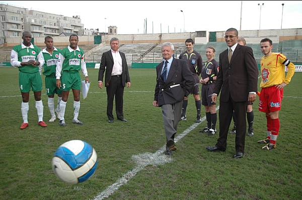 Yves Rimet, petit fils de Jules Rimet donne le coup d'envoi de Red Star - Vitr