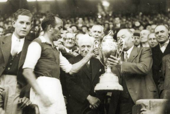 Jules Rimet, au milieu, lors de la remise de la dernire Coupe de France, 
au Red Star, en 1942