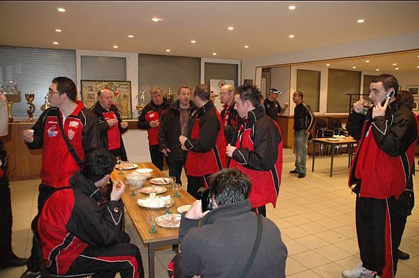 Avant de reprendre la route de Plabennec, les joueurs se restaurent dans la salle Jules Rimet