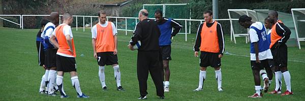 Au match aller, chauffement sur le terrain annexe de Bois-Guillaume