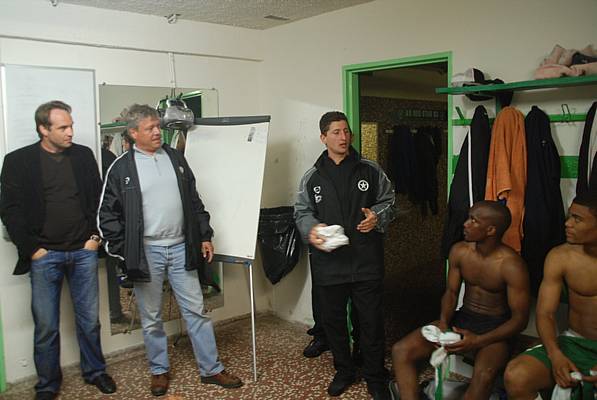 Retour aux vestiaires, David Giguet s�adresse aux joueurs, � gauche Eric Charrier (vice-pr�sident) et Bruno Davoine (pr�sident)