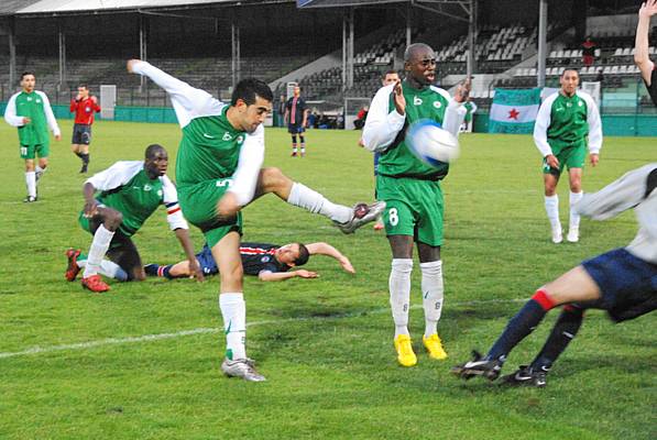 Tir Mazouni, de gauche � droite : Aklouche (11), Tounkara � terre, Ciss� (8) et Sorreau (14)