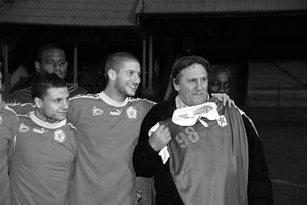 Grard Depardieu pose avec lquipe, on reconnat : Elyse MBanza, Taimmy Negreche et Grgory Lefort et derrire lacteur Moussa Ouattara