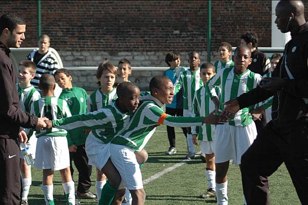 Nabile Yessad et Abrahim Tounkara avec les benjamins du Red Star