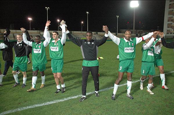 Les joueurs remercient leur public aprs le succs devant Vitr