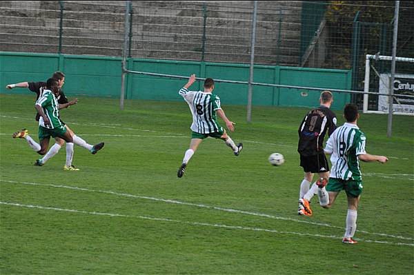 Pierrick Capelle arme son tir, Mathieu Rangoly ne peut rien et Jonathan Ribadeira narrivera pas  dvier le ballon, Mikal Germain sera battu, Avion lemporte  GT Valck