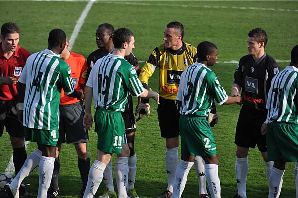 Quentin Guyon (10) salue avant le match Grgory Crombez, le gardien nordiste  GT Valck