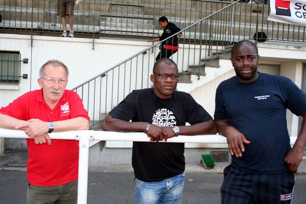 
- Vingt-quatre heures aprs son but et la victoire  Moissy, Bertrand Abissonono assistait dimanche au tournoi U13 de l'USM Audonienne  l'Ile-des-Vannes. Sur la photo, on le voit aux cts de Jacques Marchand, cheville ouvrire de l'autre club audonien, et Sidy Berte, dirigeant.