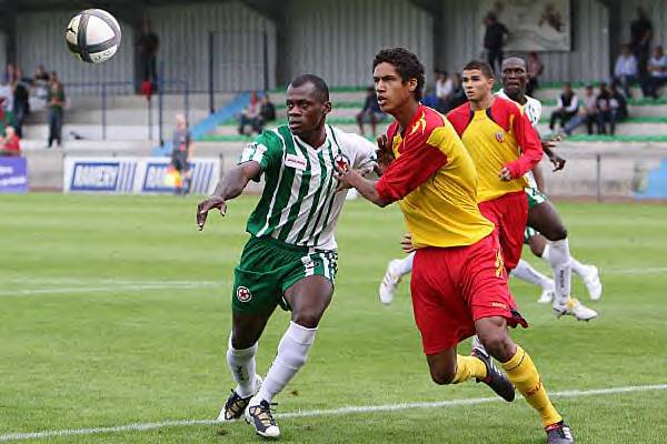 Bertrand Abissonono  la lutte avec Raphal Varane, lors de Lens  Red Star, en CFA  Jacques Martin