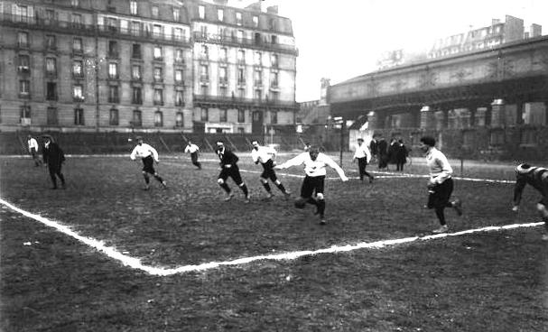 Dj en 1906, une rencontre entre des journalistes franais et leurs homologues britanniques (hello John !) du Daily Mail s'tait disput sur le terrain du Red Star,  Grenelle, rue Nlaton. C'tait le 26 janvier 1906 [source BNF/Agence Rol]