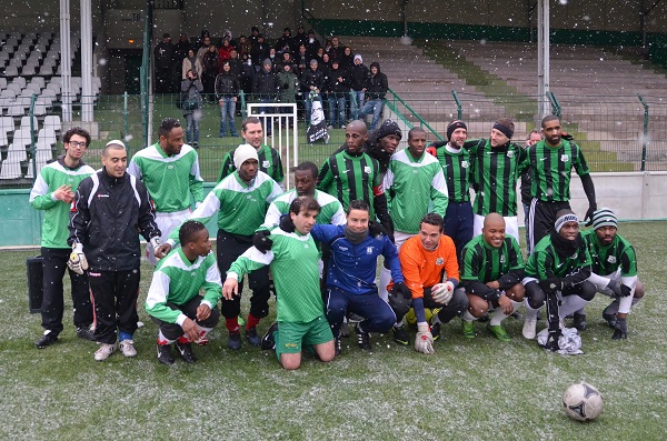 Dans un froid glacial et sous les flocons de neige, supporters, lycens et anciens joueurs du Red Star (Fourneuf, Lefort, Haguy, Doumbya, NSimba, Bald MBanza, Devambez, Sambagu  ) ont achev la journe dhommage  Rino, par une rencontre sur la pelouse de Bauer  Grard Valck