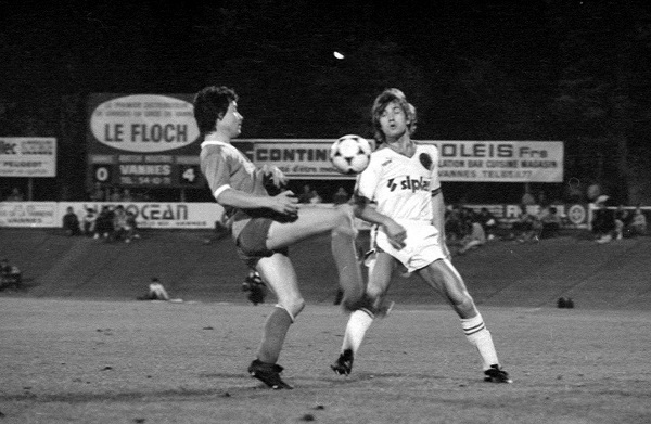 Alain Gautier (pas le marin, le Redstarman !) en blanc, se promne  la Rabine o le tableau affiche le score  la mi-temps  document Gilles Saillant