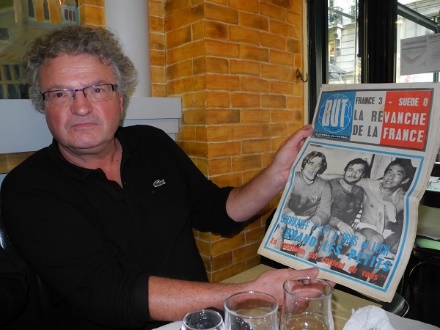 Daniel, jeudi dernier, prend connaissance des dernires nouvelles  Jean-Claude Bras, en Equipe de France marque deux buts  en 1969  Grard Valck