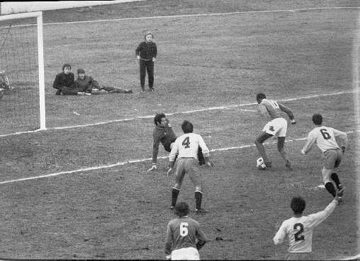 Salif Keita sapprte  dribbler Christian Laudu, en 1971. Victoire de Saint-Etienne 2-0, en D 1  document Grard Valck 