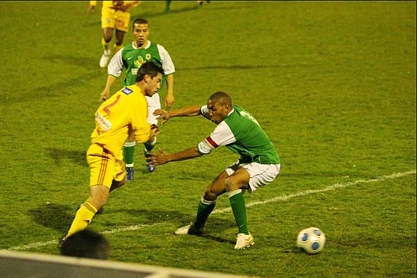 Francisco Donzelot devant Orlans, le 25 mars 2009, sous le maillot du Red Star