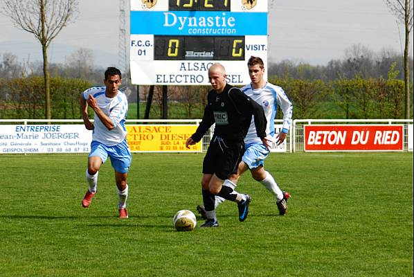 Loc Ghili, aujourdhui joueur dAubervilliers (CFA) devance Morgan Schneiderlin, aujourdhui international, qui volue  Southampton (Angleterre), lors de Strasbourg  Red Star (1-1) du 20 avril 2008, en CFA. Les buteurs du match, Loc Ghili et un autre international, Kvin Gameiro (FC Sville, Espagne)
  Grard Valck