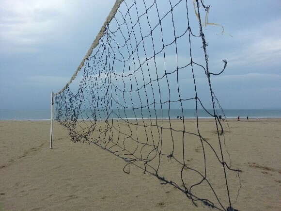 Les filets  tremblent avec les attaquants du Red Star. Photo prise par Jacques, samedi  en Normandie  Trouville