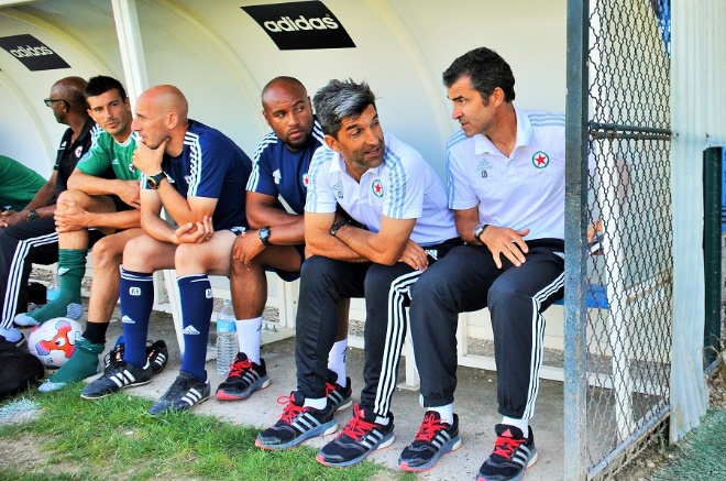 Le staff technique du Red Star, avec le nouvel entraneur Rui Almeida,  droite