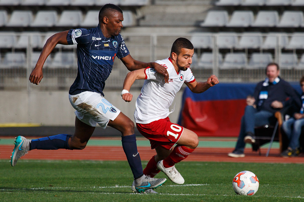 Naïm Sliti, passeur … et meilleur joueur du derby, il devance ici Baboye Traoré © Jacques Martin