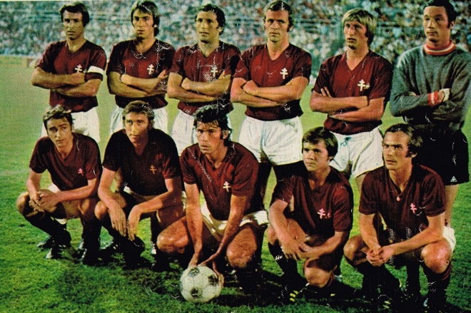 Metz en L 1 avec Nestor Combin, Max Richard et Daniel Bourgeois en 1971-1972 (trois joueurs qui ont port� aussi le maillot du Red Star)
Debout�: G. Zwunka, Pauvert, Bourgeois, Jeitz, Bauda, Schuth
Accroupis�: Hausknecht, Richard, Combin, Jensen, Attamiuk
Entra�neur�: Jacques Faure � document Miroir du Football -