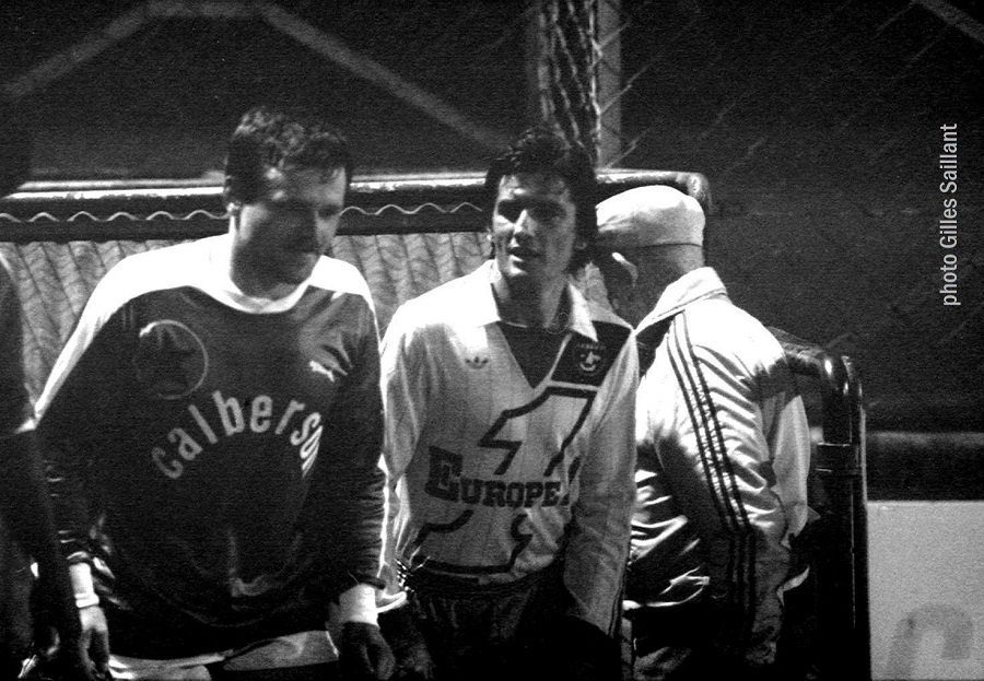 Henri Michel, un vrai professionnel, capable de donner un coup de main à la réserve nantaise, ici avec le buteur du Red Star, Christian Massard, trop tôt disparu, lors d’une rencontre au début des années 80 © Gilles Saillant