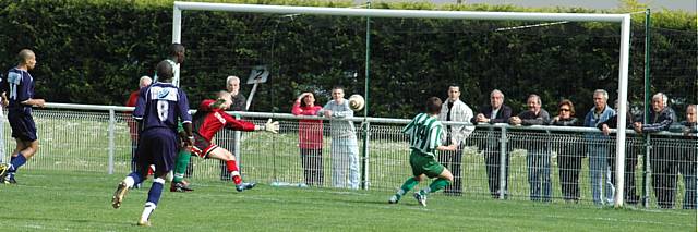 Jimmy Hamme, buteur devant Le Mée © Gérard Valck