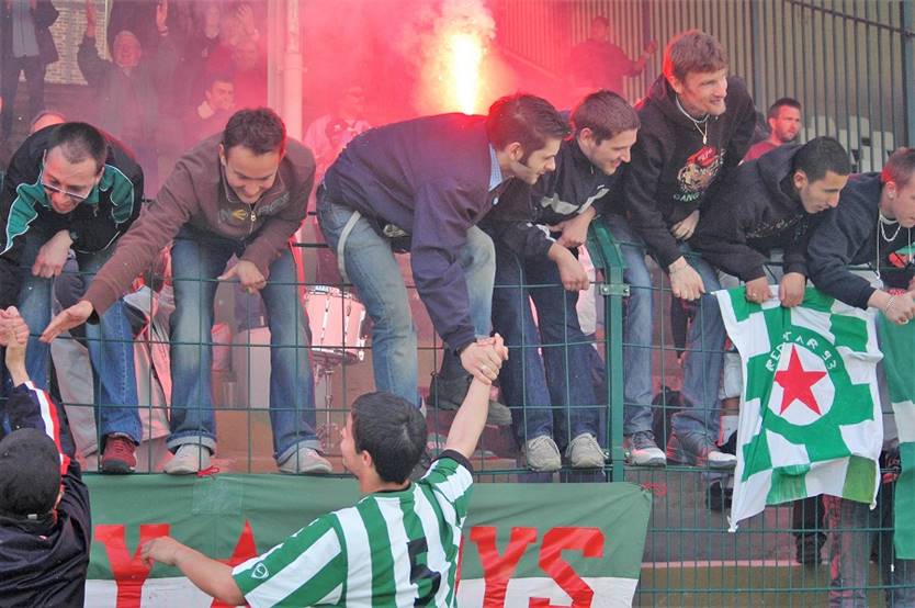 Supporters du Red Star, jour de la montée en CFA 2, après le succès face à Evry, le 8 mai 2005, en DH © Gérard Valck