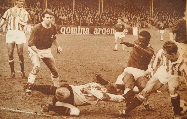 A Saint-Ouen, en mars 1965, le Red Star se rapproche de la D 1 après ce succès sur Metz 3-1. Sur la photo Marcel Dantheny intervient devant Heinrich et Koudjo et son équipier Roger Moy. -archive Gérard Valck -