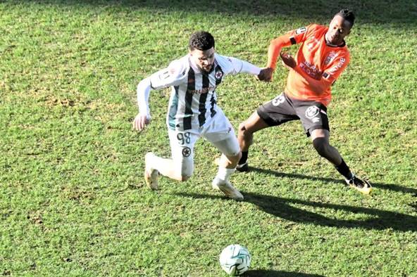 Ryad Hachem prend le dessus sur Joël Mvuka © Gérard Valck