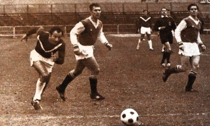 Une belle percée du Bordelais De Bougoing qui paraît laisser sur place les Redstarmen Moy et Mérelle document Miroir Sprint