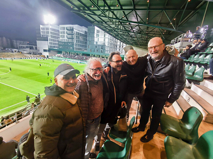 Samedi dernier, Jacques Martin, Gérard Valck, Eric Charrier (président du Red Star à la reprise en DH, avant de laisser sa place à Bruno Davoine), Benoît Delanoé et Damien Paturle ( deux anciens membres de la direction du club) dans la tribune de Bauer, quelques minutes avant l’hommage à Bruno Davoine