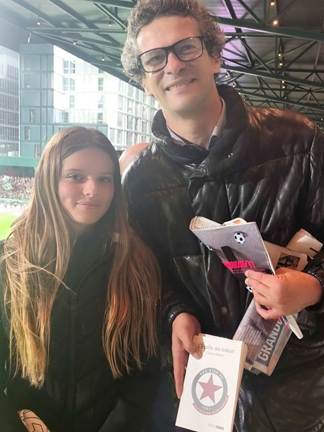 Charles Amson, samedi avant Red Star – Saint-Etienne, avec sa fille supportrice aussi du Red Star. De génération en génération, l’amour du Red.