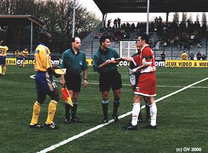 &eacute;change des fanions entre Val&eacute;ri et Traor&eacute;