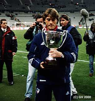 Le capitaine de l'Athletic de Bilbao pr&eacute;sente au public la coupe du Jubil&eacute; du Red Star 93