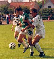 Michel &agrave; la lutte avec deux Auxerrois